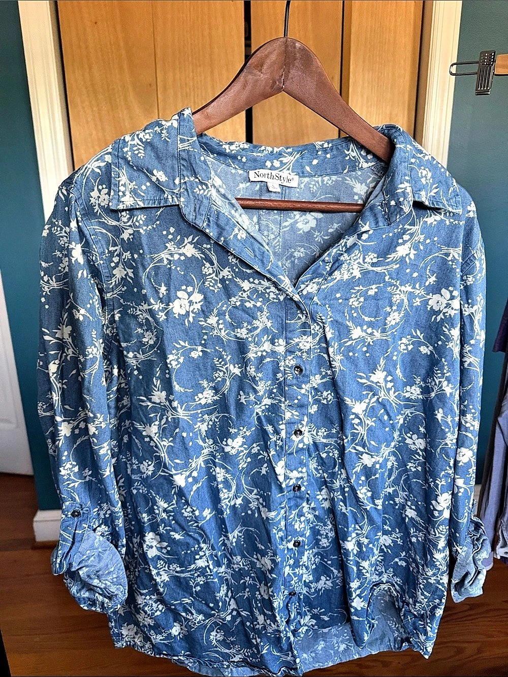 NorthStyle Floral Button Down Shirt in Blue & White Like New